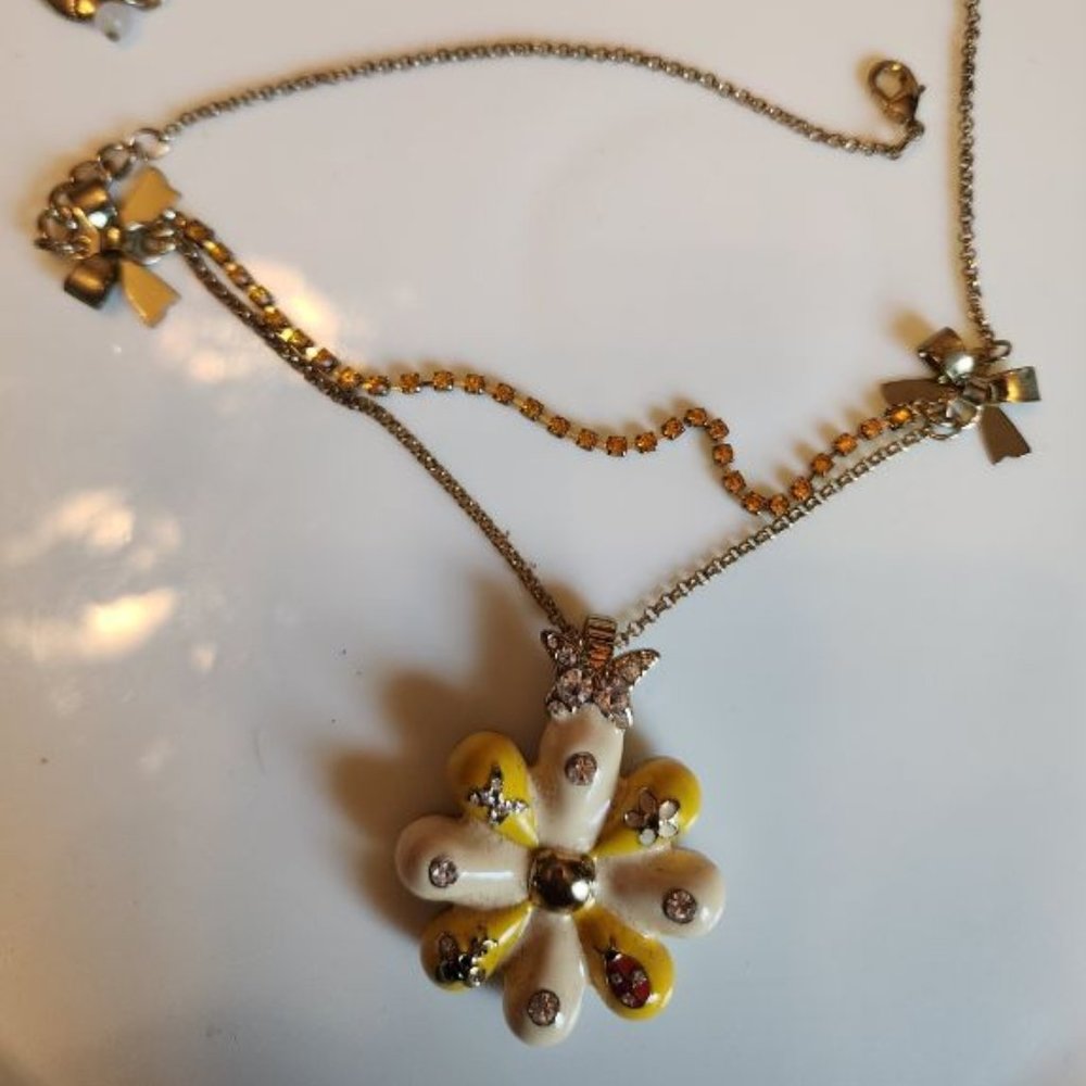 BETSEY JOHNSON YELLOW AND WHITE FLOWER NECKLACE WITH BUTTERFLY BEE LADYBUG